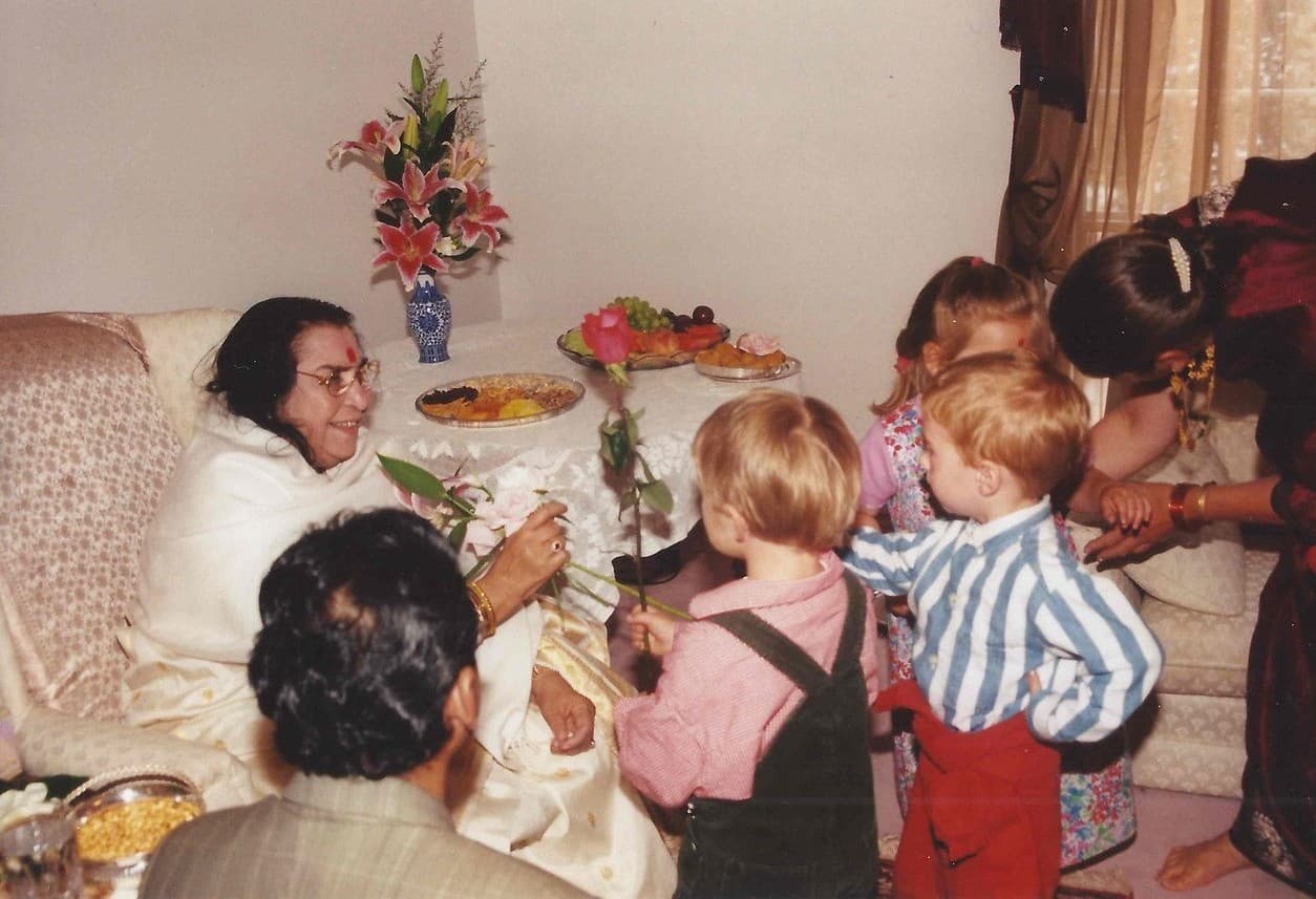 Shri Mataji with children